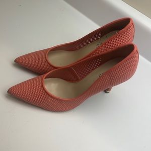 Guess pumps